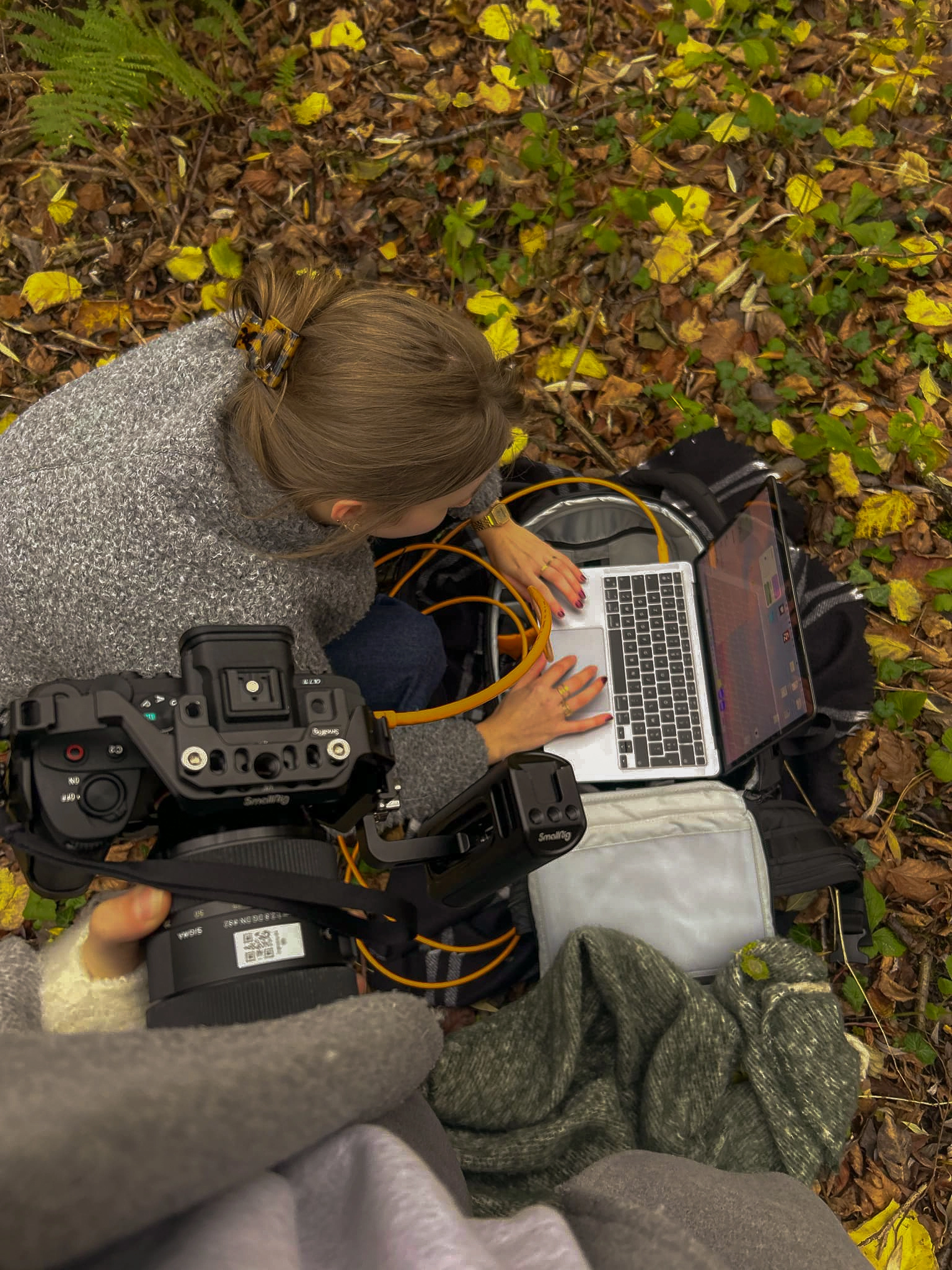 behind the scenes foto van setup van lifestyle foto, 2 meisjes met camera en computer